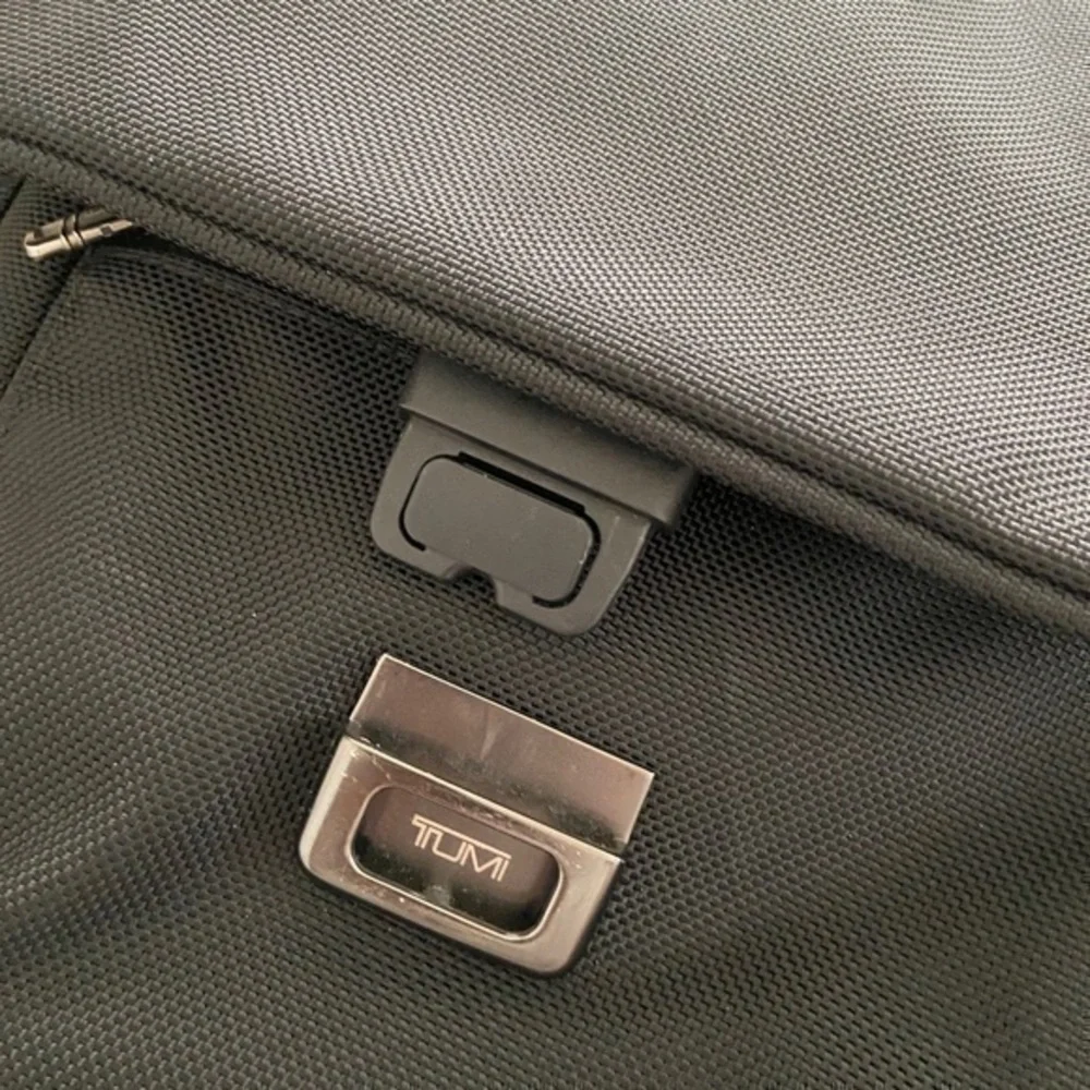 Tumi Alpha Black Messenger Laptop Work Travel Bag‎